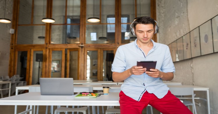 Hit Play and Feel the Thrill of Colour Prediction Games