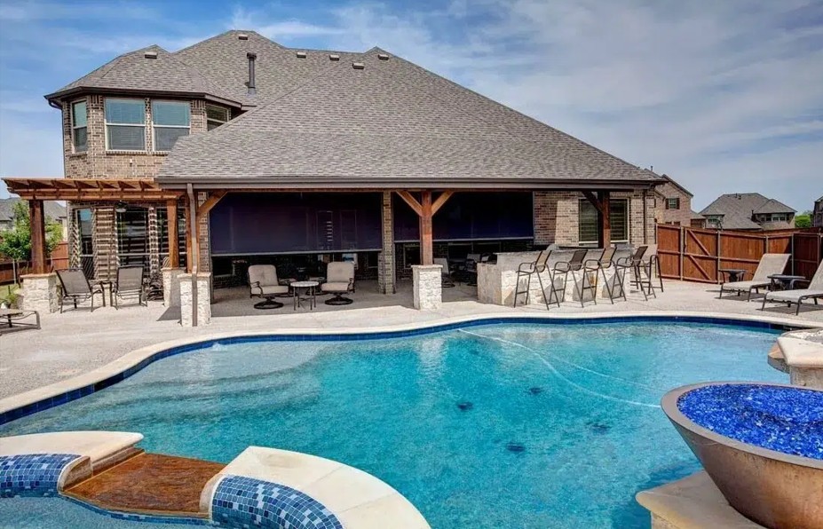 Screen in Pool Enclosure for Different Climates: What You Need to Know